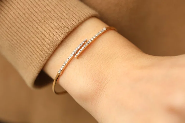 Claw White Bangle (1)